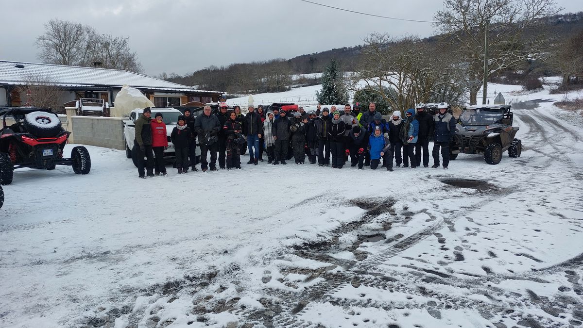 Le groupe réuni dans la neige avant le départ