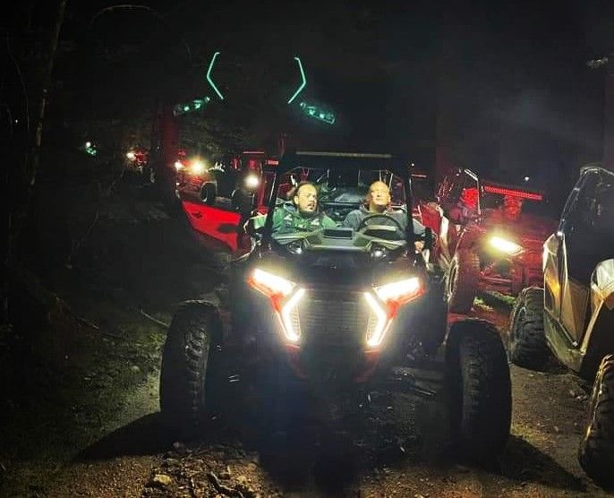 Convoi de SSV de nuit, phares allumés