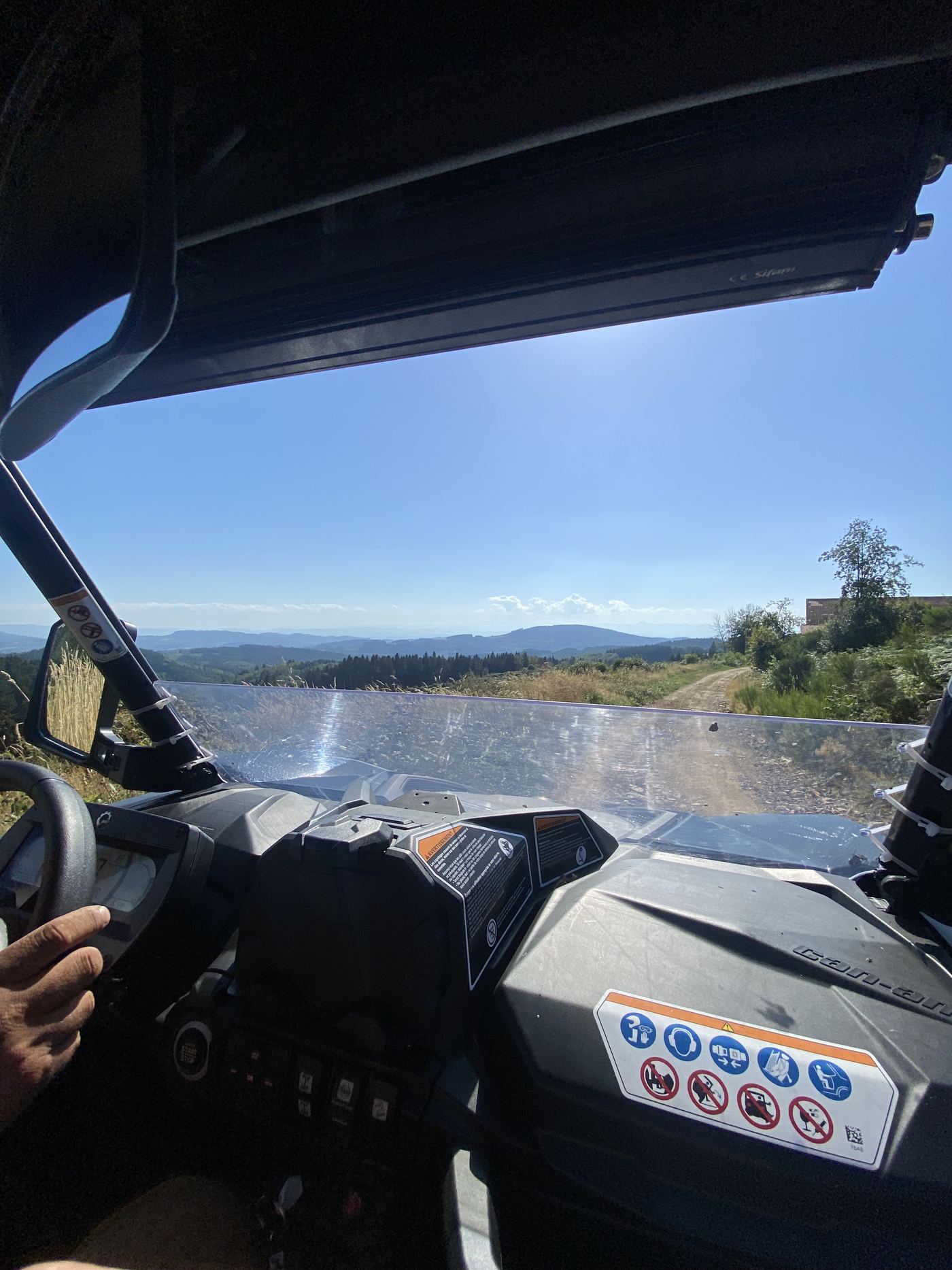Buggy Can-Am Maverick 1000R en forêt d'Auvergne